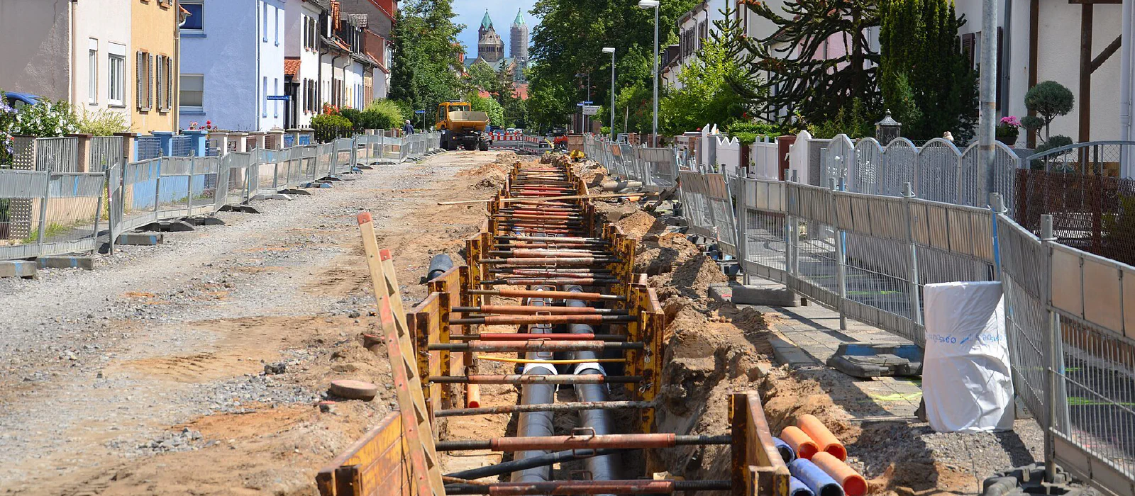 Verlegung einer Wärmeleitung in Speyer. Rund 165 neue Nah- und Fernwärmenetze entstehen jedes Jahr in Deutschland auf dieselbe Weise.